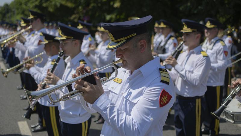Militari ai Muzicii Reprezentative a Armatei cântând timpul ceremoniei militare.
