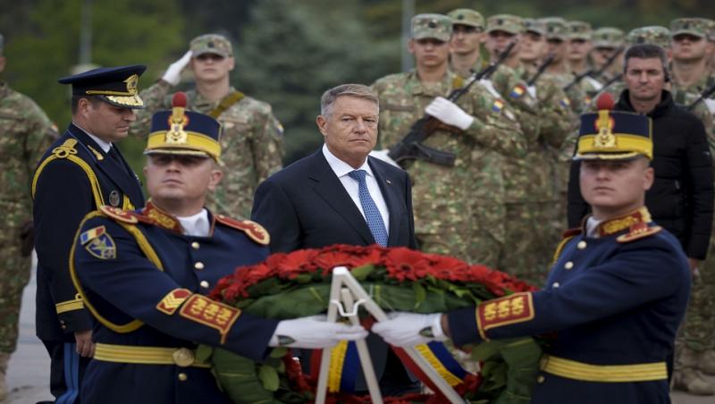Imagine cu președintele României la momentul ceremoniei militare pe Ziua Armatei Române.