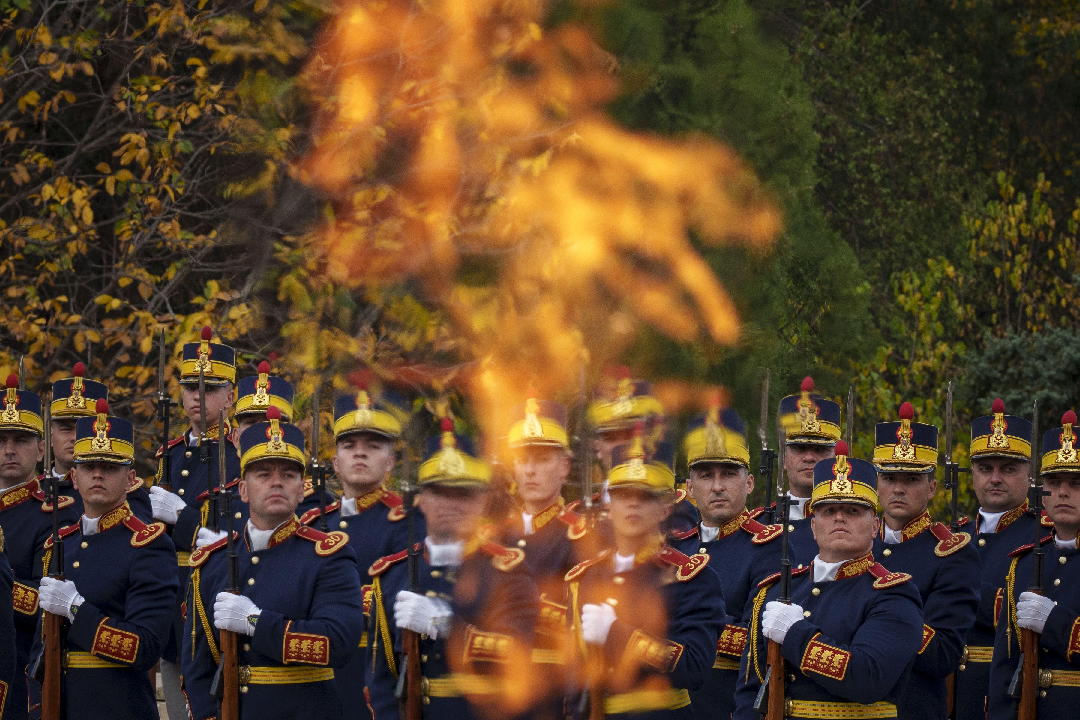 Imagine cu militari ai Armatei Române participând la ceremonia militară