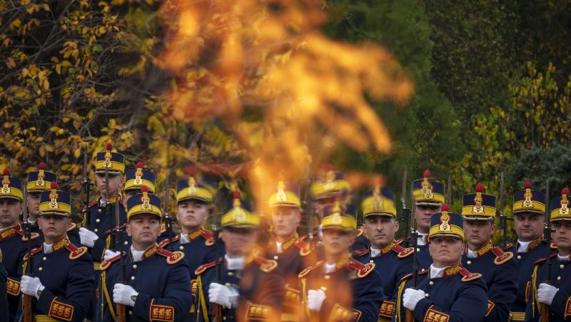 Militari ai Armatei Române participând la ceremonia militară