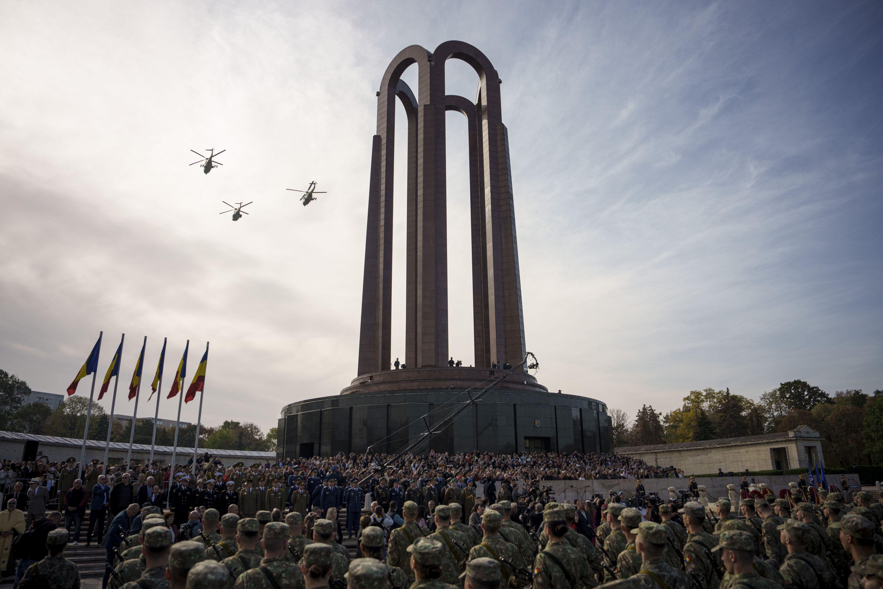 Imagine cu militari participând la Ziua Armatei Române 2023.