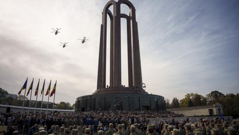 Imagine cu militari participând la Ziua Armatei Române 2023.