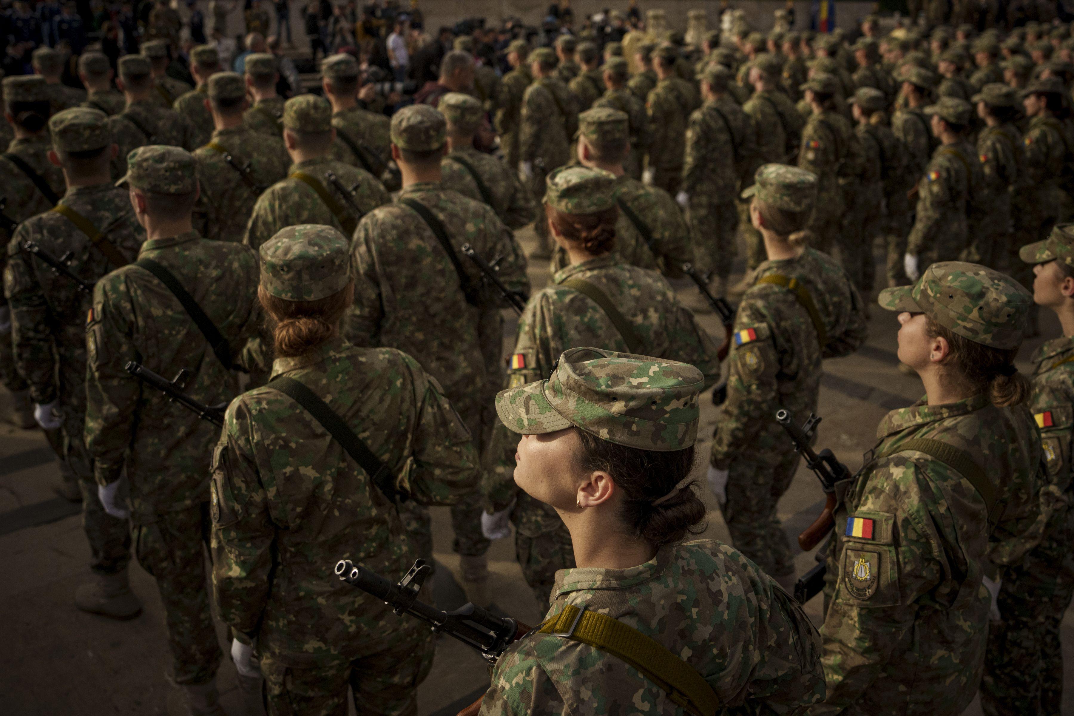 Imagine cu militari români purtând uniforma specifică la Ziua Armatei Române 2023.