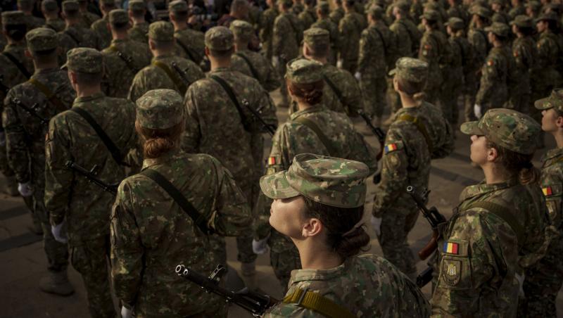 Imagine cu militari români purtând uniforma specifică la Ziua Armatei Române 2023.