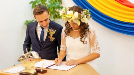 Vești bune pentru tinerii care se căsătoresc! Statul oferă bani celor care îndeplinesc condițiile necesare