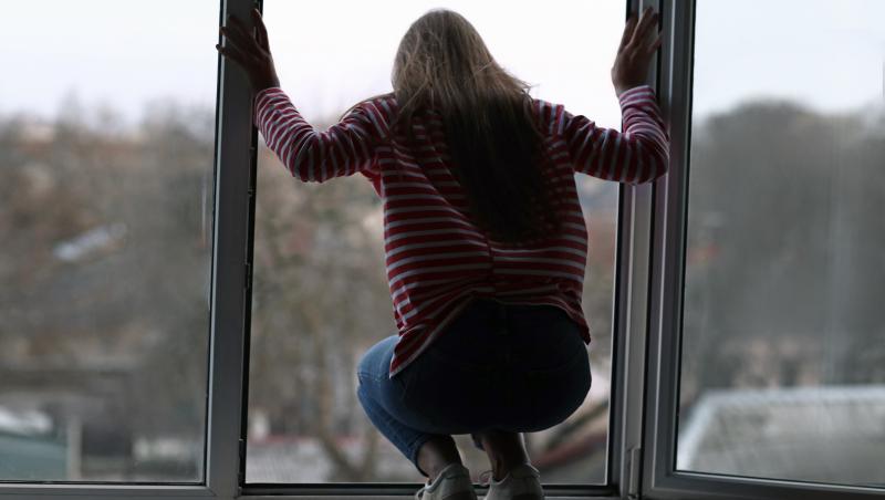 O femeie în vârstă de 43 de ani s-a aruncat de la etajul cinci al unui bloc din București având intenția de a se sinucide. Femeia a căzut peste altă femeie care circula liniștită pe Bulevardul Unirii și care s-a ales cu răni care i-au adus un sfârșit tragic