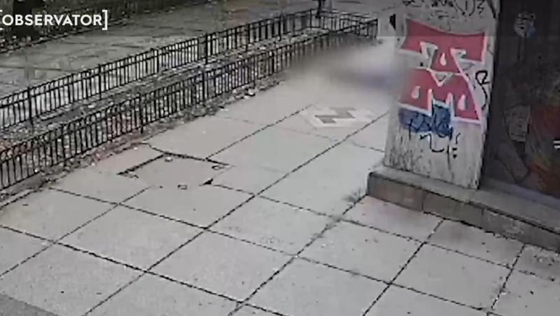 Imagine preluată dintr-o filmare surprinsă de camerele de supraveghere în momentul în care o femeie s-a aruncat de la balcon peste o altă femeie.