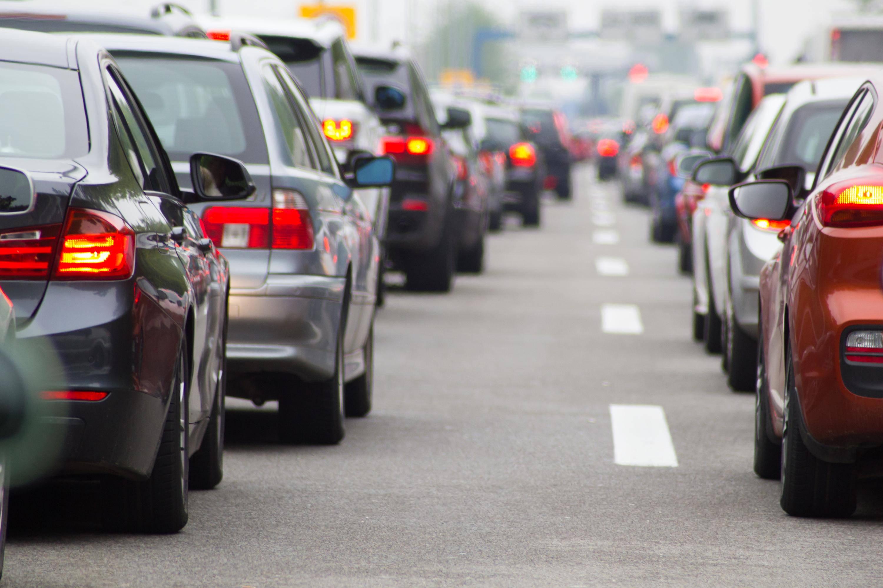 Imagine cu o coloană de mașini în trafic.