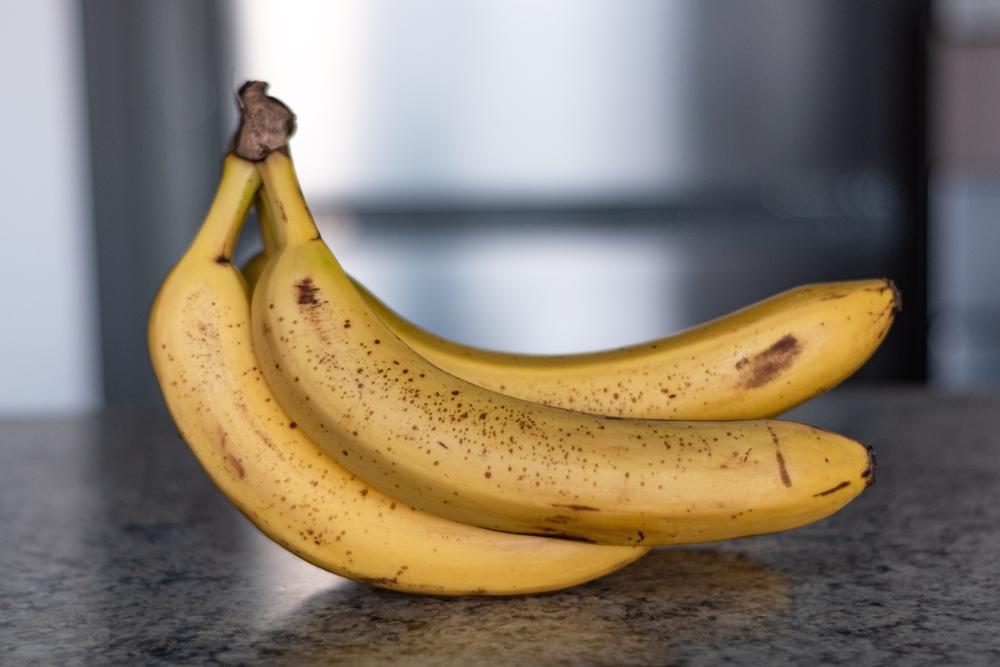 O femeie și-a cumpărat niște banane și a observat un semn bizar pe ele. S-a speriat când a văzut peste ce a putut să dea