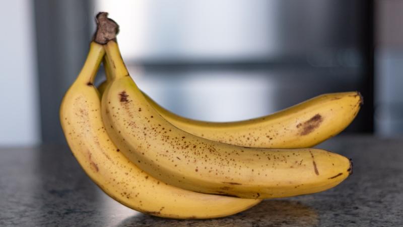 Femeia a pozat și a arătat ce a descoperit pe banane