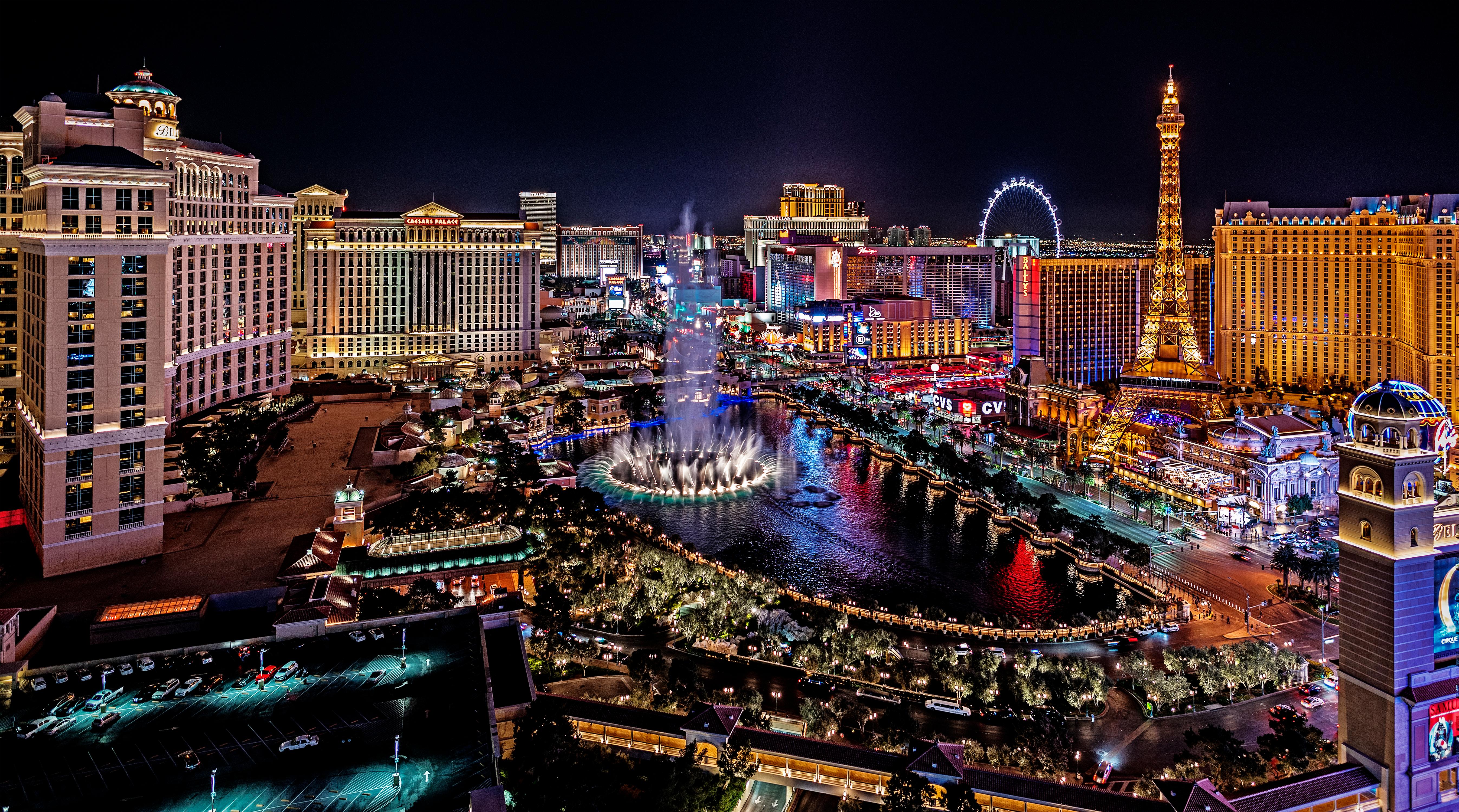 Imagine cu orașul Las Vegas pe timp de noapte.