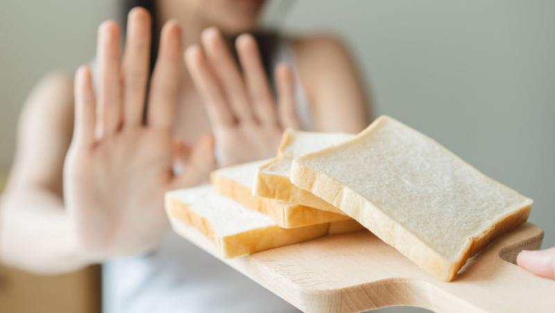 Imagine cu o femeie care refuză să mai mănânce pâine.