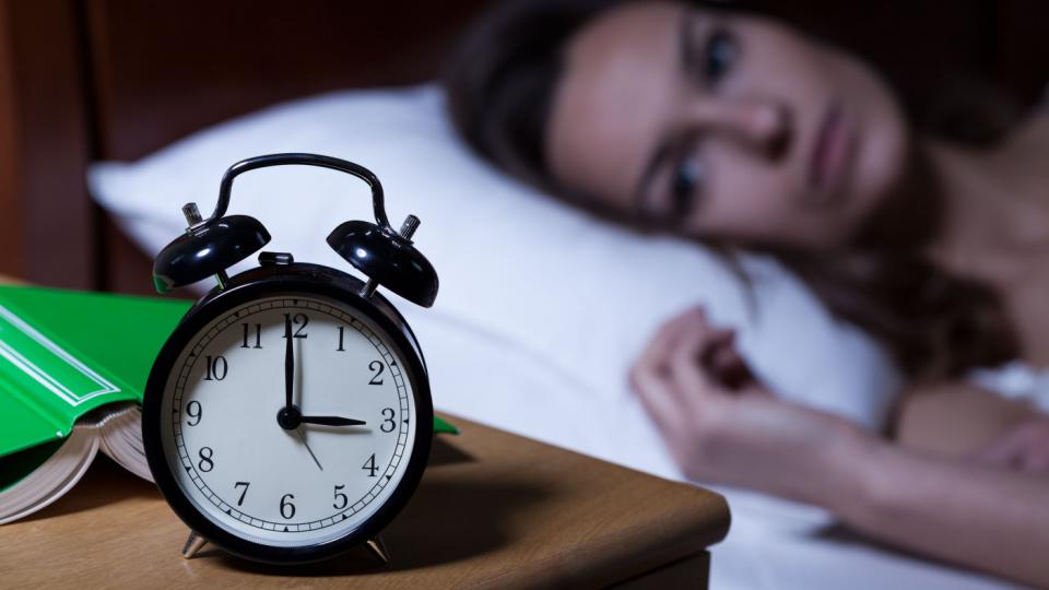 Imagine cu o femeie care are insomnii din cauza schimbării de oră.