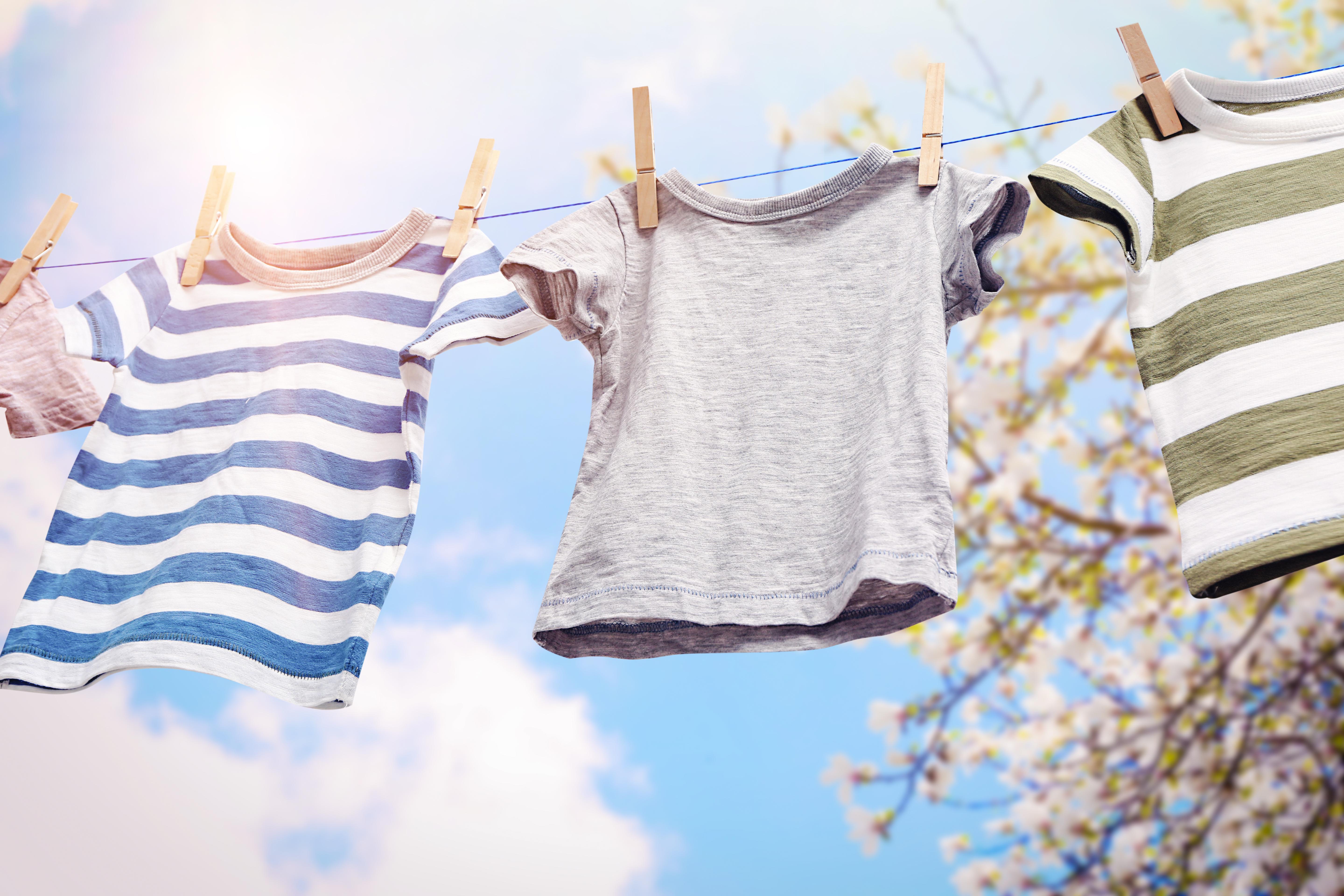 Imagine cu trei tricouri spălate care se usucă la lumina soarelui