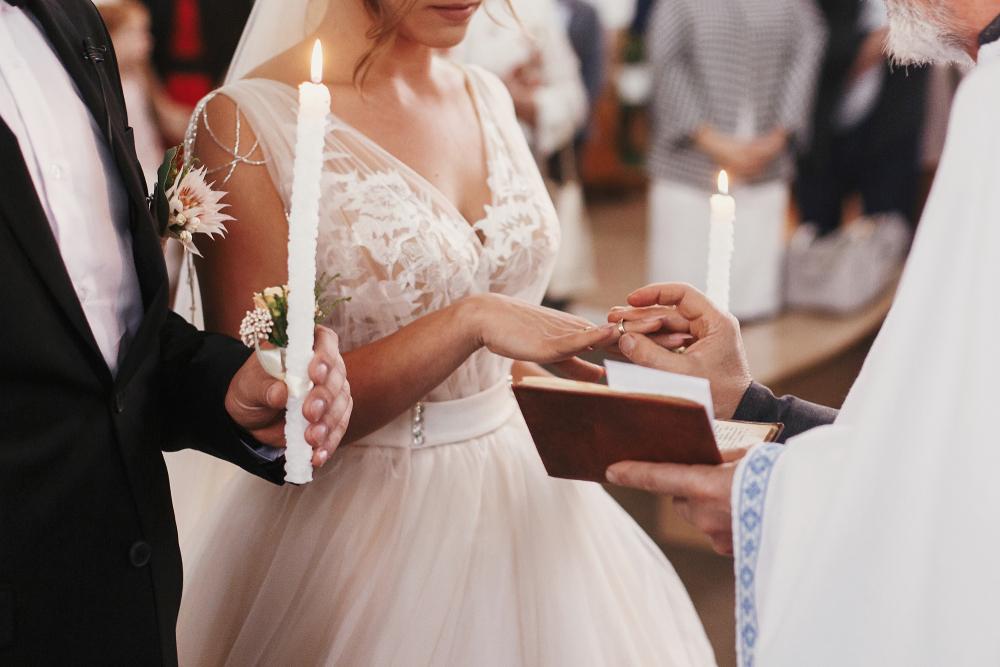 Ce semnificație au lumânările de nuntă și de botez. La ce folosesc și ce este bine să faci cu ele după evenimente