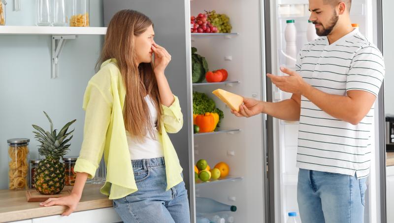 Un cuplu care se plânge de mirosul neplăcut din frigider.