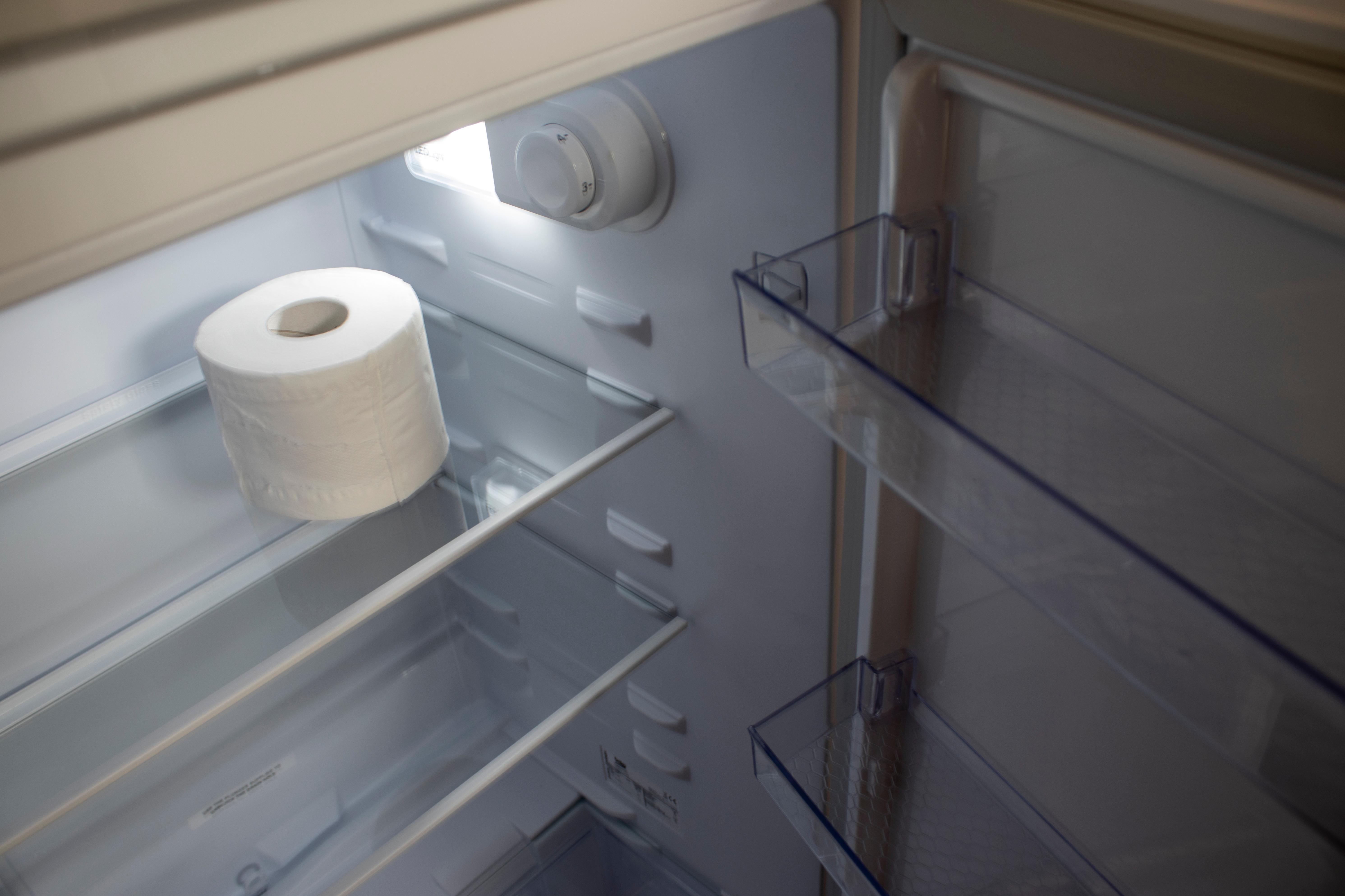 De ce ar trebui să pui un sul de hârtie igienică în frigider. Pare lipsit de sens, dar efectele se văd imediat