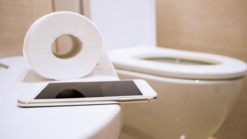 Folosești telefonul când mergi la toaletă? Medicii spun că e ”interzis” să faci asta și nu din cauza microbilor. Care e motivul