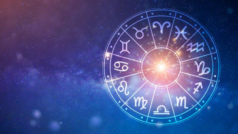 Imagine cu zodiacul pe un fundal de culoare albastru-mov și stele.
