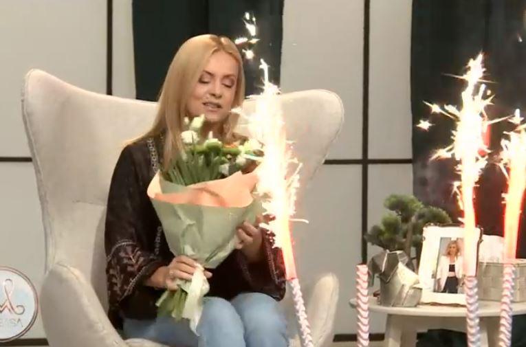 simona gherghe cu un buchet de flori in mana