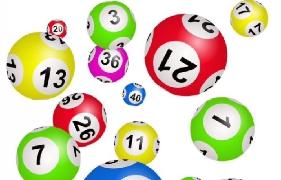 imagine cu bile de diferite culori pe care sunt scrise numere, folosite la jocul de loto