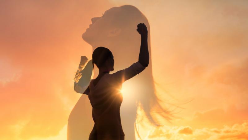 Imagine în care sunt suprapuse două siluete de femeie pe fundaul unui cer însorit.