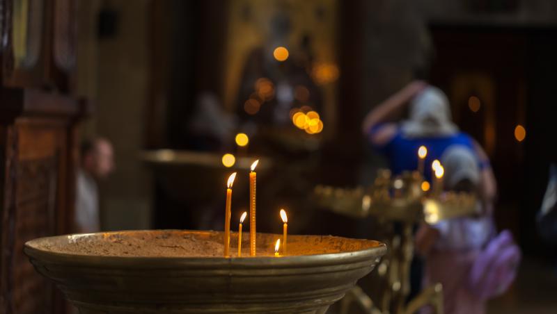 Imagine cu lumânări în Biserică.