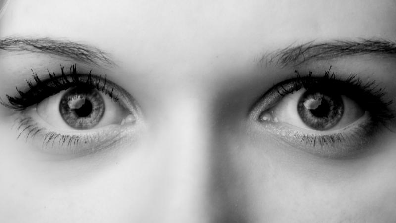 imagine alb negru cu ochi de femeie