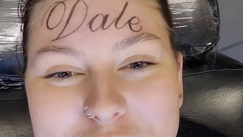 O tânără a decis să își facă un tatuaj pe frunte. Mulți și-au pus mâinile în cap atunci când au văzut desenul de pe chipul ei