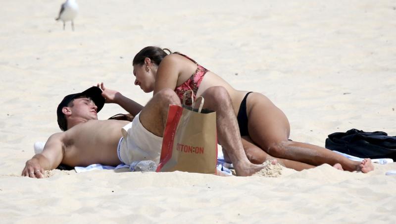 Cuplul înflăcărat care s-a iubit pe plajă în văzul tuturor. Nu au mai ținut cont de privitori și s-au atins cu pasiune | FOTO
