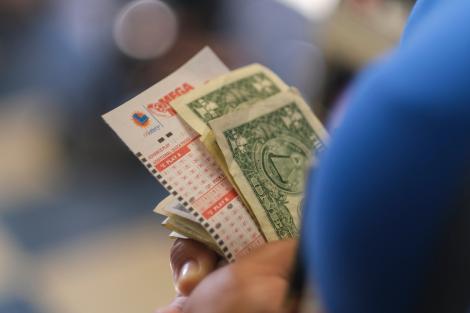 Un bărbat a câștigat o avere la loterie și a crezut că-i o înșelătorie. De ce nu știa că a participat la extragere