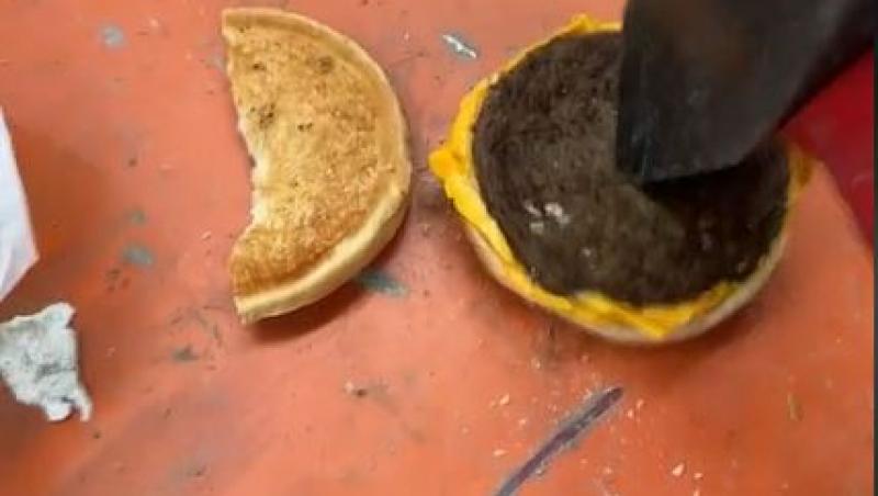 Un cheeseburger uitat de aproximativ trei ani a fost găsit aproape intact. Cine și unde l-a găsit
