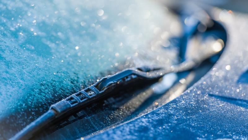 Cum poți dezgheța geamurile și ușile mașinii repede. Trucul care îți salvează timpul dimineața