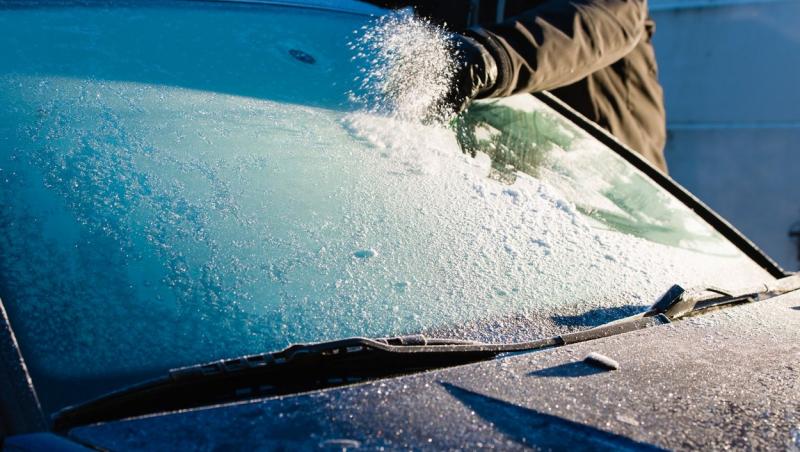Cum poți dezgheța geamurile și ușile mașinii repede. Trucul care îți salvează timpul dimineața