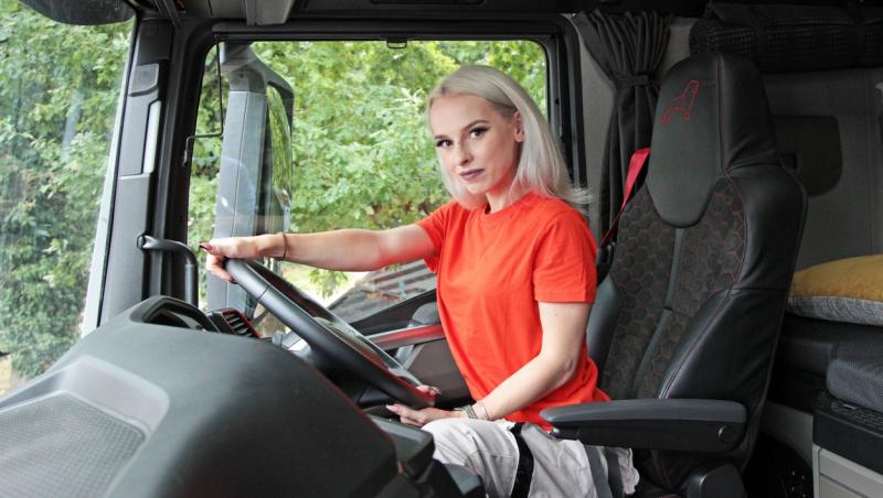 O româncă face senzație în Marea Britanie după ce a ales să devină șofer de TIR. Cine e și cum arată Loredana Zainea