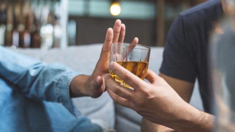 Băuturile care îți pot crește riscul de demență și de accident vascular cerebral. Cum pot fi prevenite problemele de sănătate