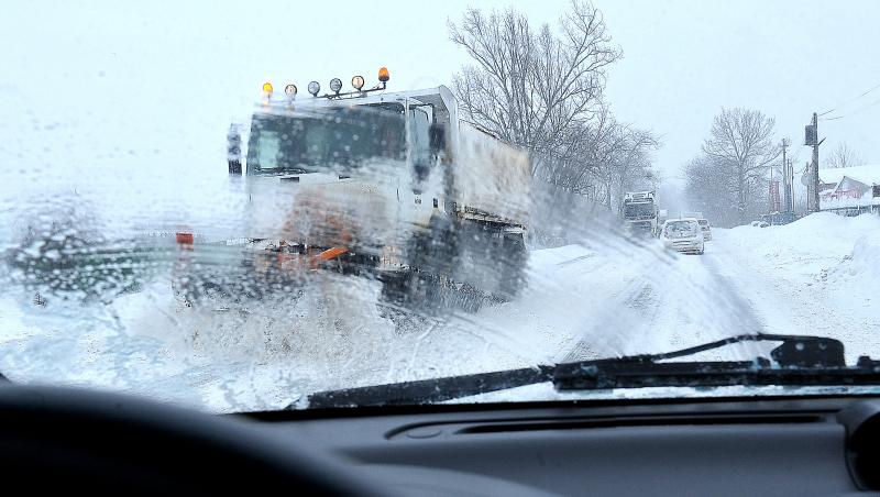 Drumuri din mai multe zone din țară sunt închise și blocate. Pe unde nu se poate circula din cauza zăpezii și a viscolului