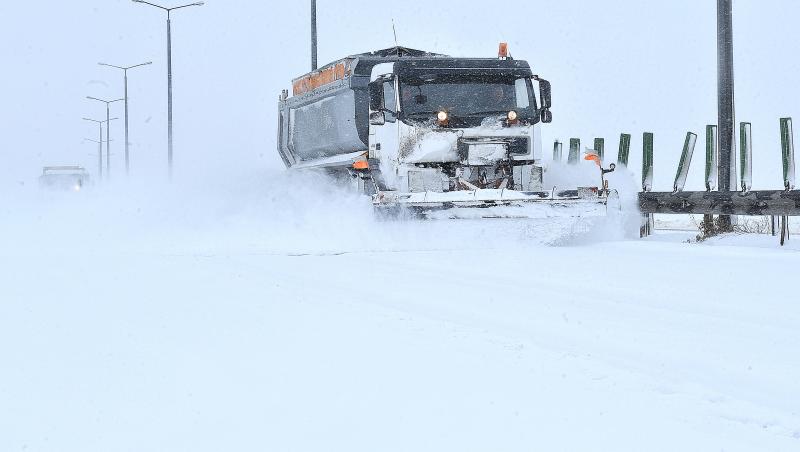 Drumuri din mai multe zone din țară sunt închise și blocate. Pe unde nu se poate circula din cauza zăpezii și a viscolului