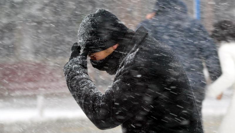 Ger, viscol și ninsori în România! Capitala şi 22 de judeţe, afectate de vremea rea. Unde s-au închis școlile și nu este curent