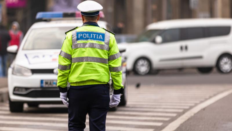 Imagine cu un polițist rutier în trafic