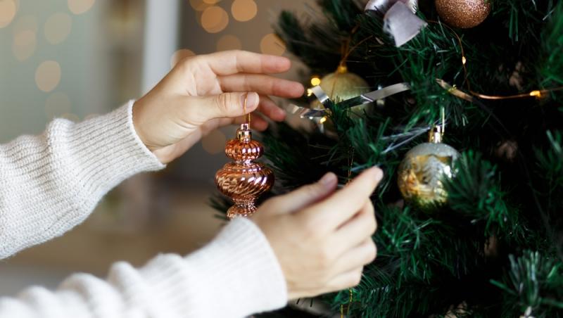 Ce decorațiuni să pui în bradul de Crăciun pentru noroc, dragoste și bani. Trei lucruri care le atrag ca un magnet