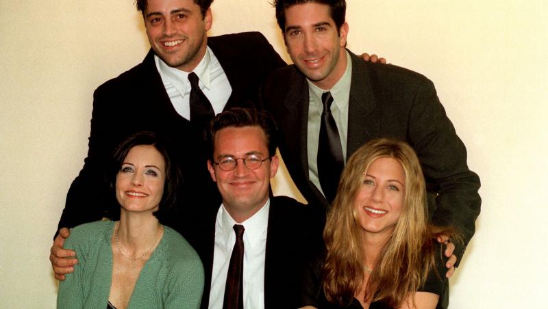 Actorii principali din serialul Friends și-au luat la revedere de la Mathew Perry, într-o ceremonie privată. Imagini emoționante