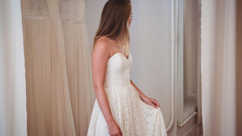 O femeie a probat o rochie de mireasă și s-a pozat în fața oglinzii, dar a încremenit când a privit pozele din telefon. Ce a văzut