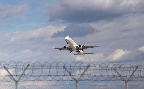 Curse de zbor suspendate în țară. Ce companie aeriană a luat această decizie și cum vor fi afectați românii