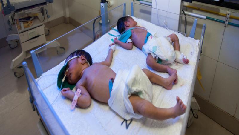 Imagine cu doi bebeluși în maternitate.