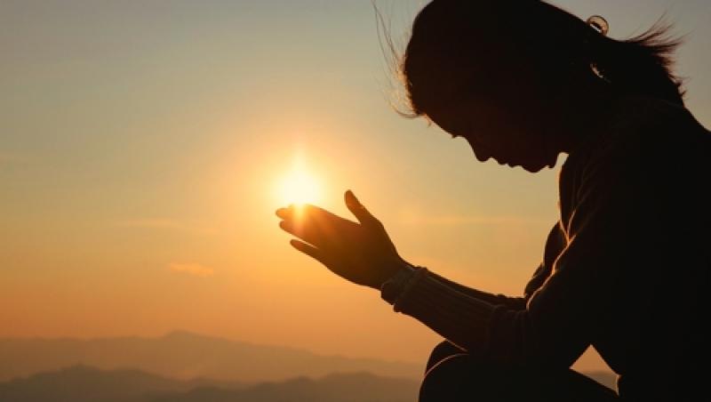 Rugăciunea pe care trebuie să o rostești pentru a sta departe de cele rele. Cât timp se rostește și de ce este atât de importantă