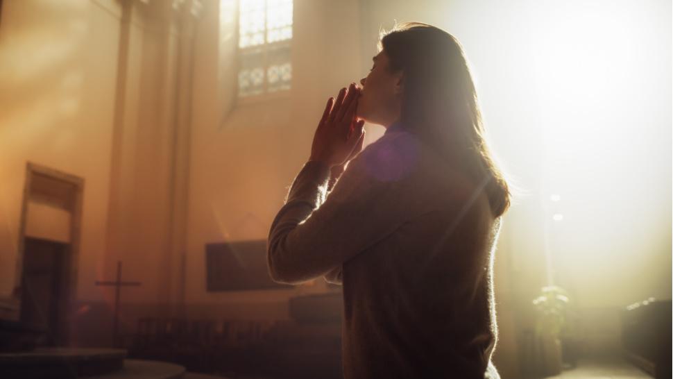 Imagine cu o femeie care se roagă.