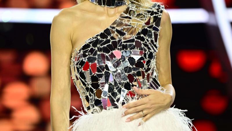 Andreea Bălan și Victor Cornea au împodobit 2 brazi de Crăciun alături de fiicele aristei. Cântăreața a imortalizat momentul