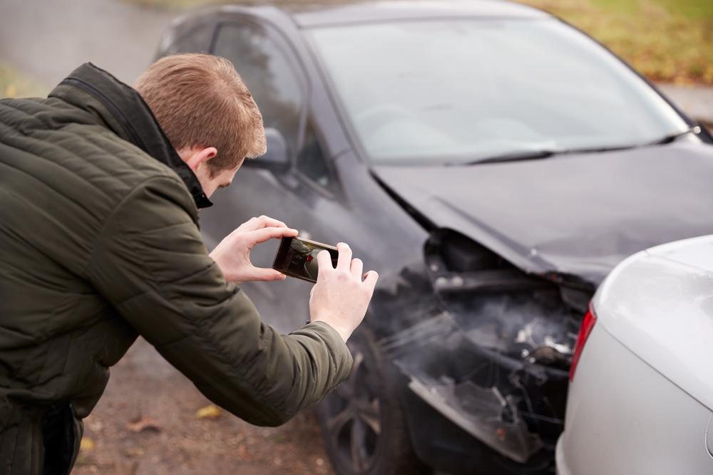 Un bărbat a vrut să-și pozeze mașina zdrobită în accident, dar a făcut o descoperire terifiantă. Ce a apărut în imagine