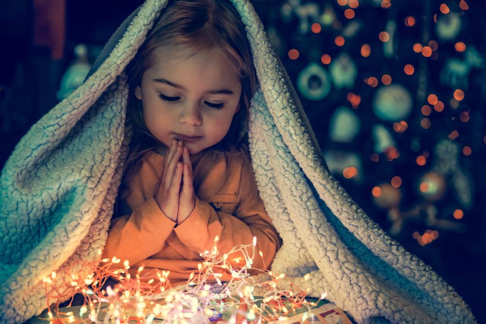 Rugăciunea pe care copiii trebuie să o rostească în ziua de Crăciun. Le aduce liniște, sănătate și protecție